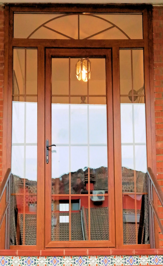 puerta de entrada en PVC roble dorado con palilleria
