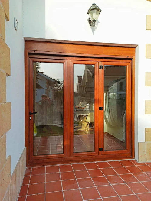 Puertas plegables en imitación madera en PVC con persiana en roble dorado