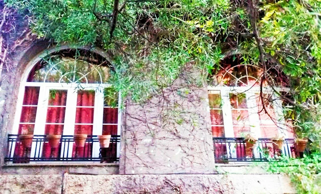 Ventanas de aluminio con forma redondeada superior con palillería instalada en Santander, Cantabria 