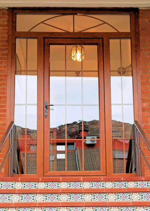 Puerta de PVC en roble dorado de cristal y palilleria en imitación madera VENTANAS DE LA PARTE
