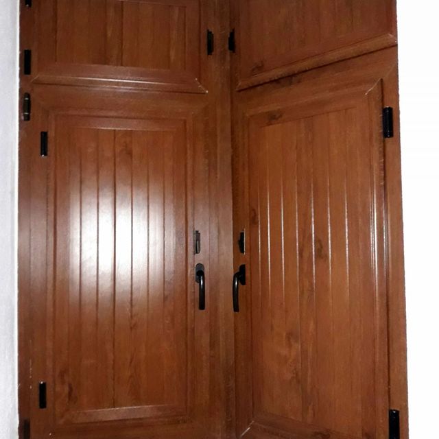 ventana de PVC imitación madera con contraventanas