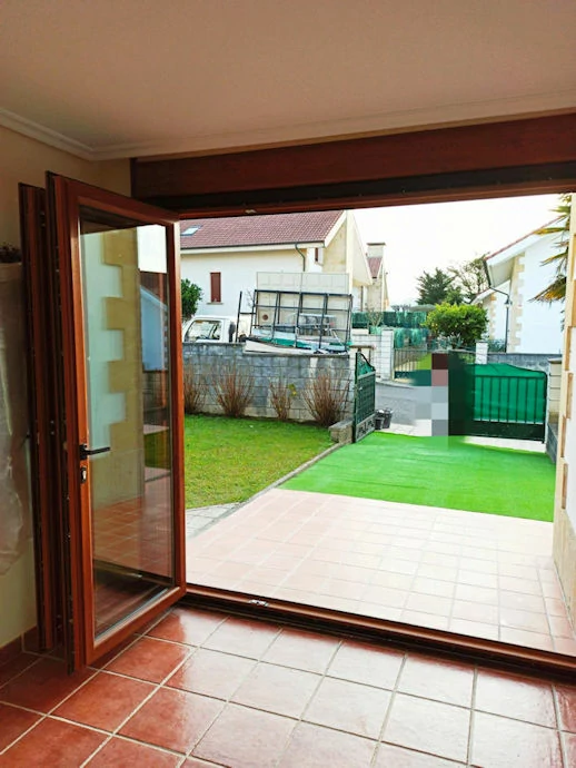 PUERTAS PLEGABLES EN IMITACIÓN MADERA VENTANAS DE LA PARTE CANTABRIA