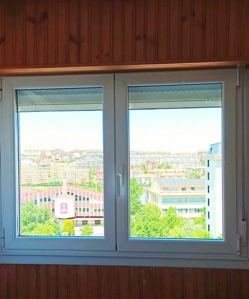 Ventana de aluminio respetando la madera en la colocación en Santander , Cantabria