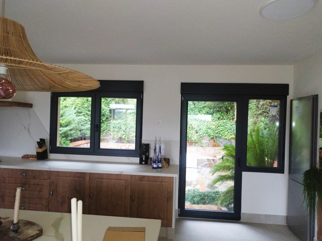 Ventanas de PVC en gris antracita con instalación en Cantabria