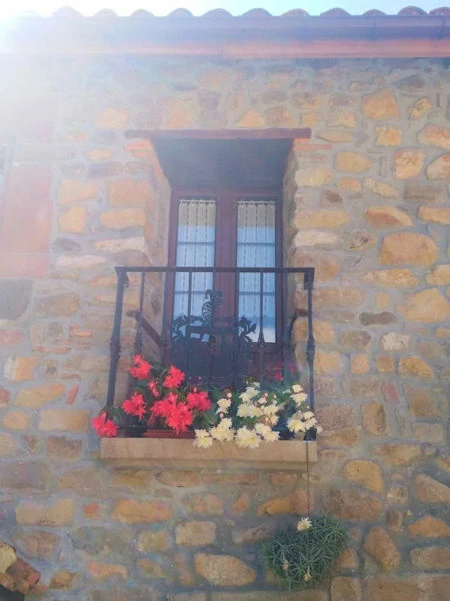 Ventana de dos hojas de aluminio imitación madera con instalación en Potes , Cantabria