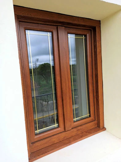 -Ventana en triple junta PVC Salamander, en imitación madera, Roble Dorado con palillería