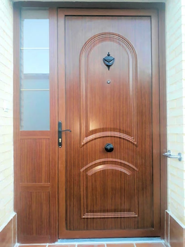 puerta de una hoja imitación madera con fijo lateral