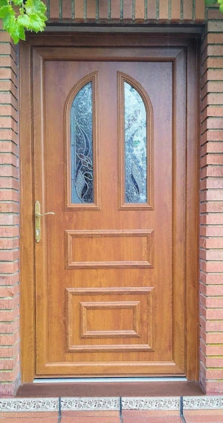 puerta con hojas desiguales y panel inferior y vidrios de seguridad arriba