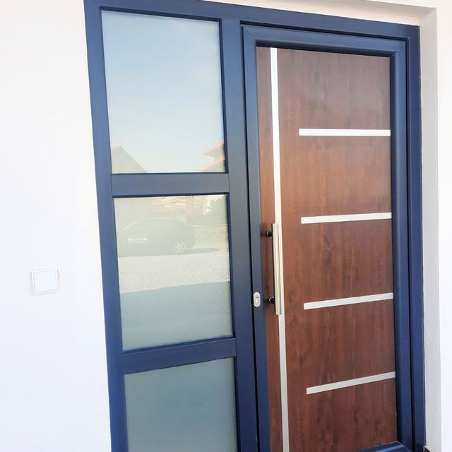 puerta de entrada en PVC gris antracita en Cantabria
