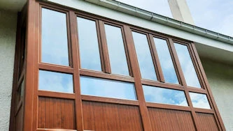 Galería de PVC en imitación madera roble dorado EN CANTABRIA . VENTANAS DE LA PARTE