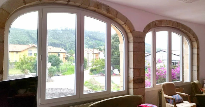 Ventanas de PVC con hoja y marco con forma redondeada superior con colocación en Cantabria