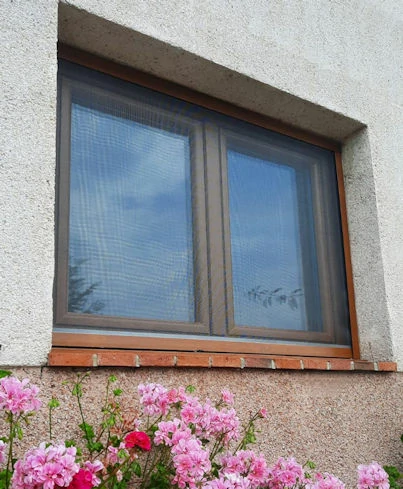 Ventana de PVC con mosquitera enrollable