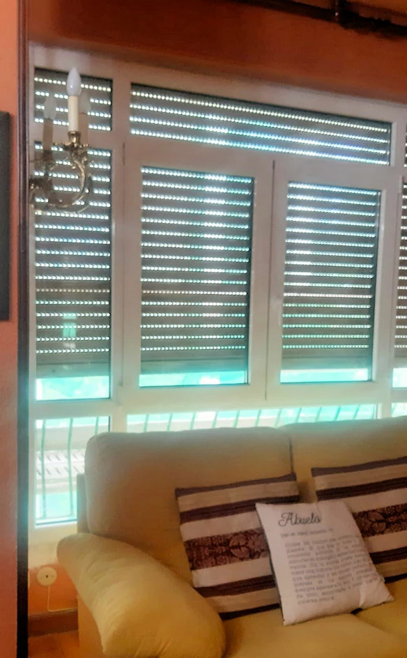 Ventana de aluminio blanco- verde instalada en Santander, Cantabria