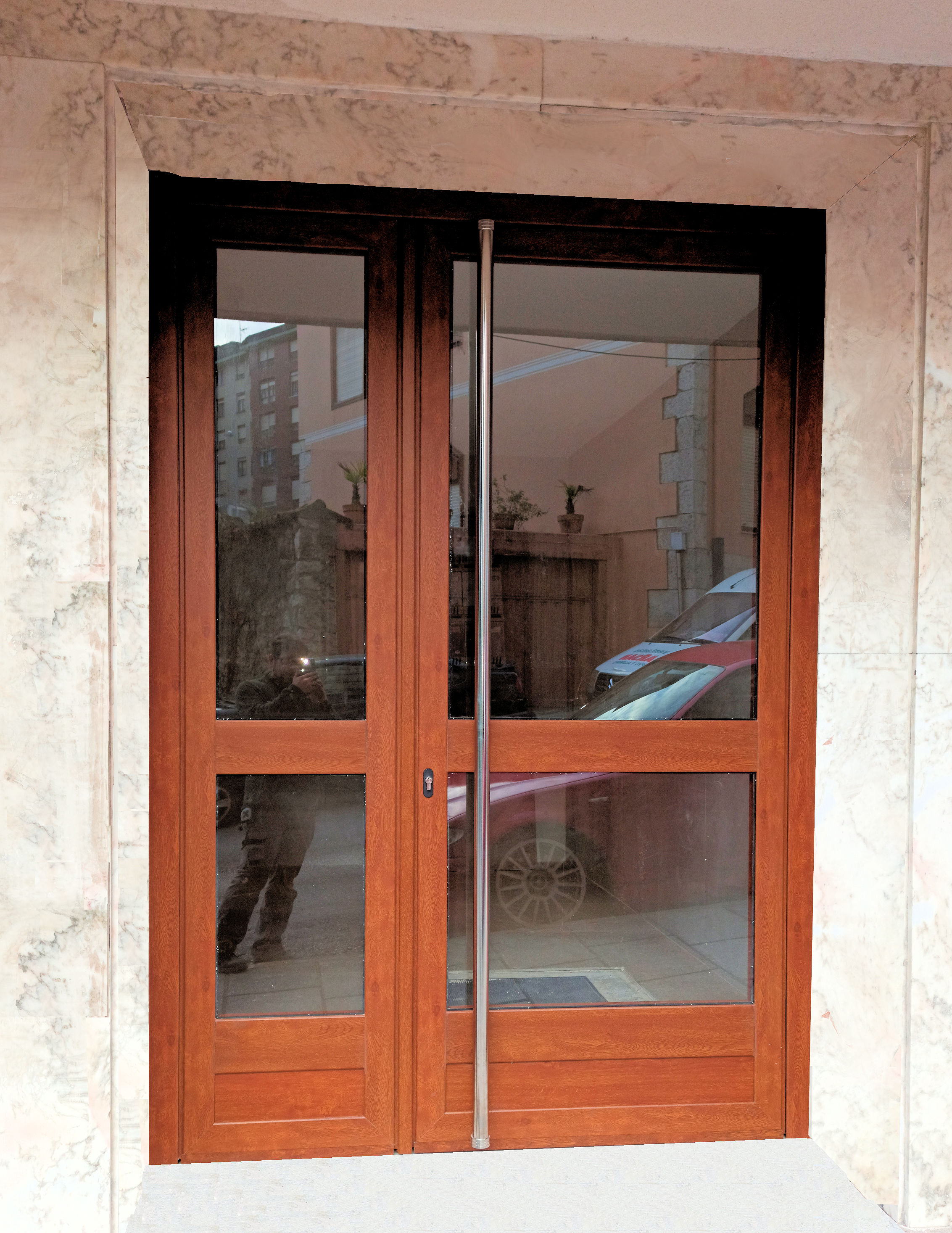 puerta en aluminio imitación madera en Cantabria