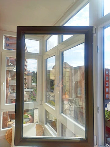 Galería de PVC en bicolor Blanco interior y bronce exterior en Santander Cantabria