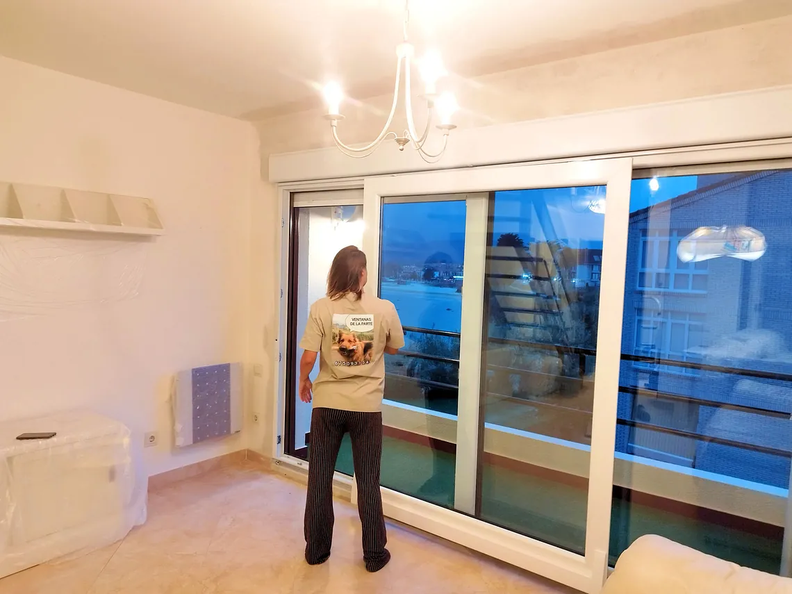 Puertas oscilo-paralelas en PVC BluEvolutión 73 blanco interior e imitación madera exterior