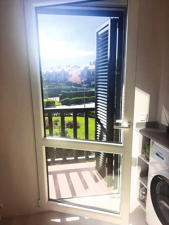 Ventana de PVC con contraventana mallorquina en aluminio
