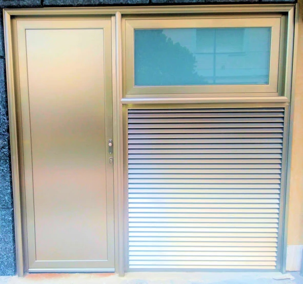 Puerta en imitación acero inoxidable con ventana para ventilar y celosia