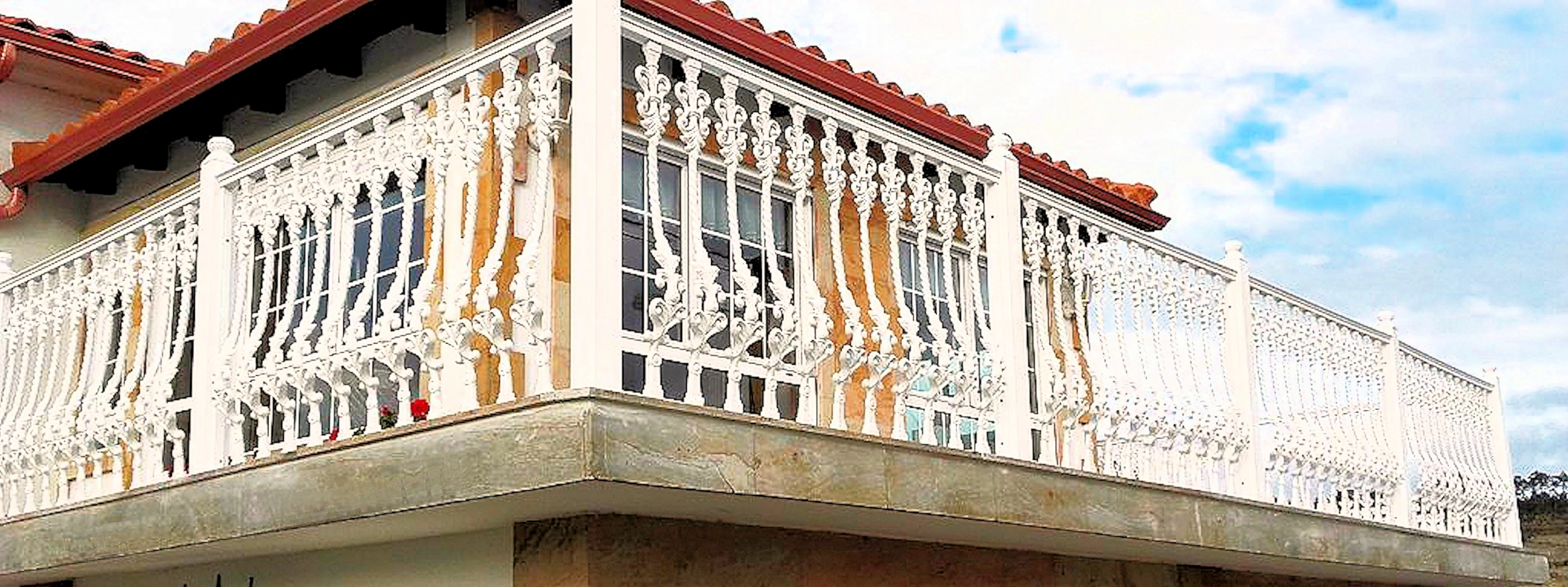 BARANDILLA DE ALUMINIO CON BARROTILLOS CON FORMA INTALADO EN CANTABRIA