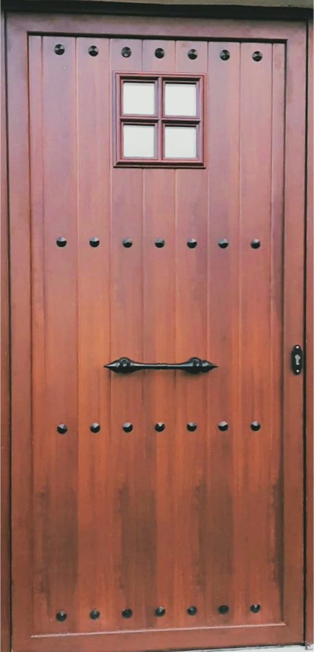 Puerta de entrada en aluminio con rotura de puente térmico estilo rustico con ventana superior en Vizcaya