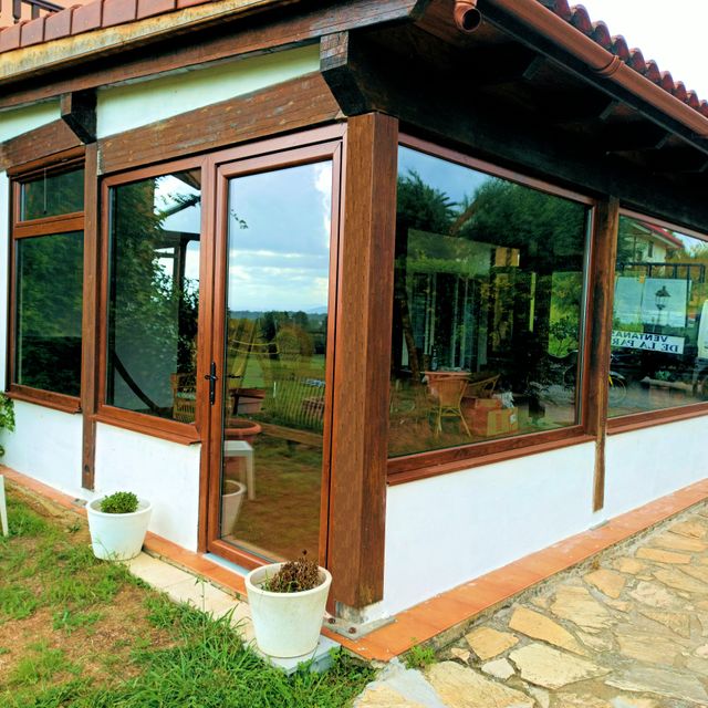 Cerramiento de PVC formado por puertas ,fijos y ventanas en Cantabria