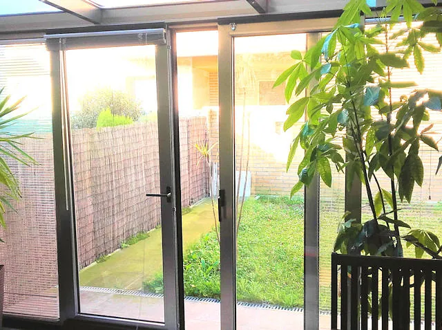 Ventanas osciloparalelas dobles en Aluminio en estructura con techo