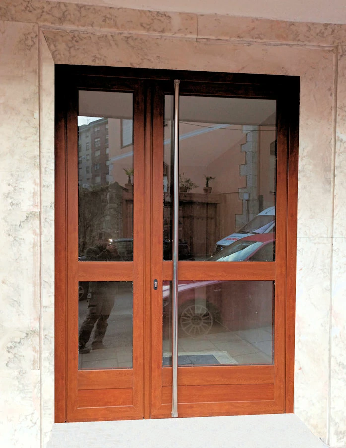 Puerta de Portal de dos hojas en aluminio imitación madera Embero